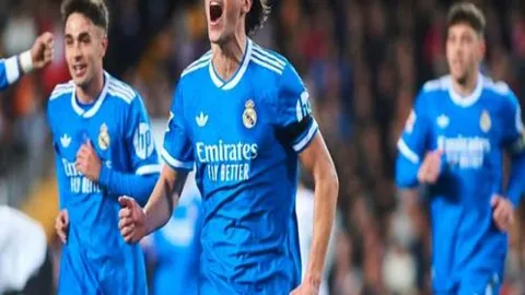 蓝军以四球优势击败圣战士，曼城重夺顶级四强席位